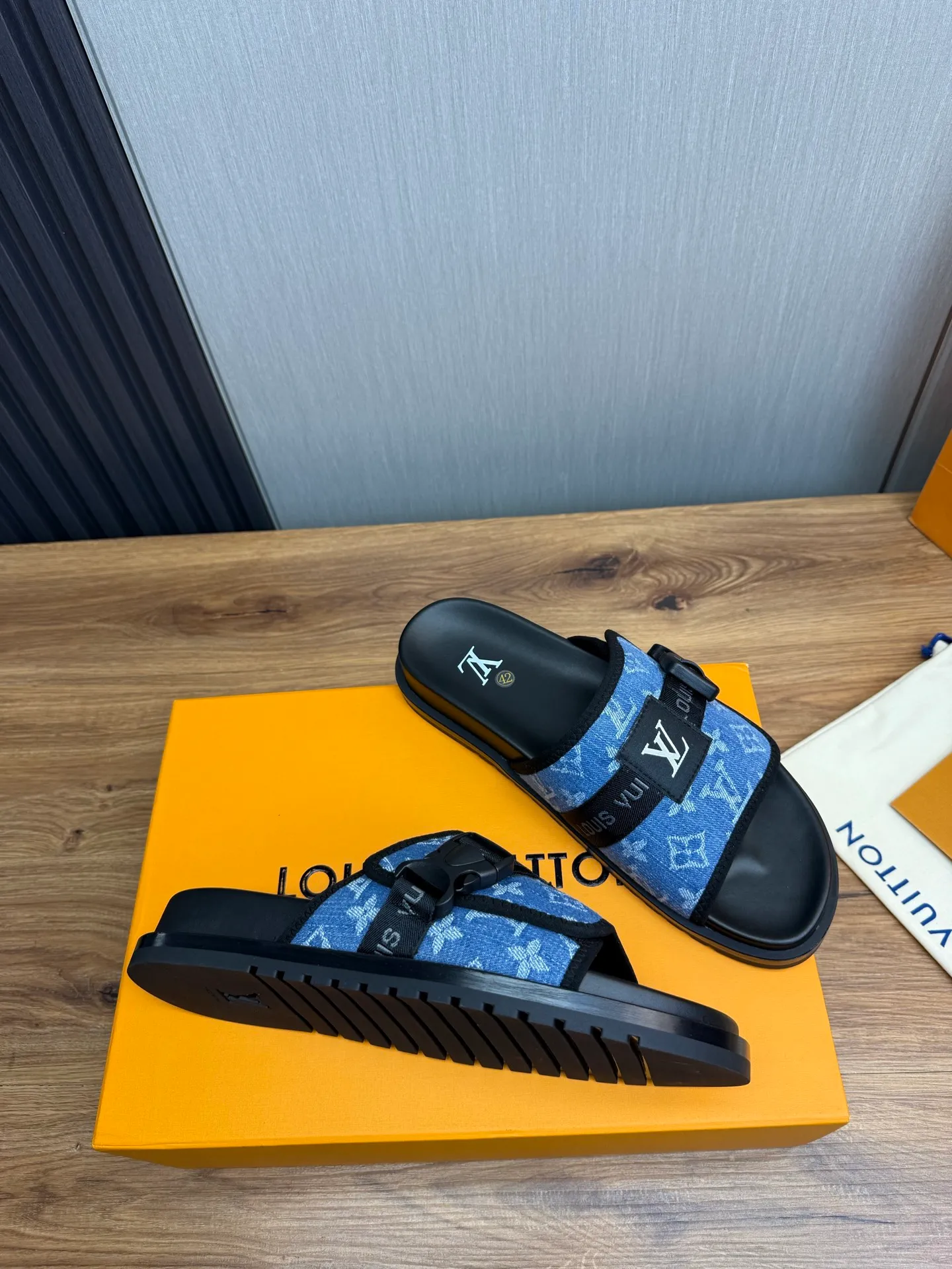 Men's shoes 💰320💰 Lv. hot selling men's slippers 🔥 🩴Official website one to one production 38-45 sizes 45 46 🉑️Customized!